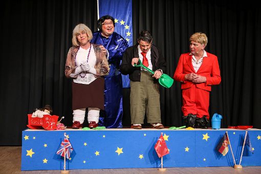 Noch spielen sie zusammen im EU-Sandkasten: Theresa May (v. l. Andreas Glattacker), Tante Ariane (Klaus Ciprian-Beha), Recep Erdogan (Stephan Vogt) und Angela Merkel (Karl-Heinz Sterzel). Foto: Kristoff Meller Foto: mek