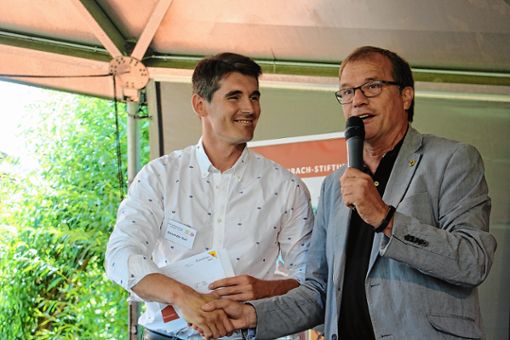 Oberbürgermeister Klaus Eberhardt (rechts) überreicht dem Tutti-Kiesi-Leiter Alexander Keil einen Scheck.  Foto: Gerd Lustig Foto: Die Oberbadische