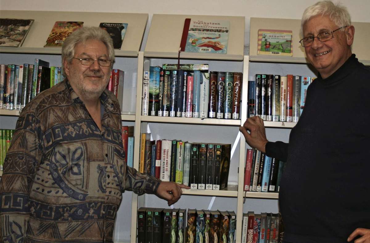 Engagierte Zusammenarbeit besteht zwischen Peter Diegel (l), dem Leiter der Stadtbücherei, und Karl-Heinz Wiederhold (r) vom Team des Fördervereins. Foto: Ines Bode