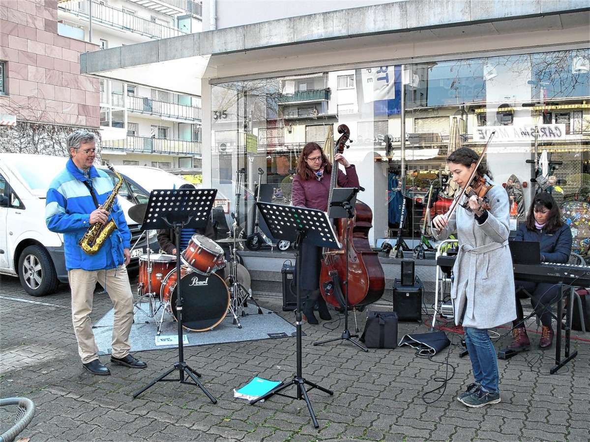 Christian Leitherer (links) und Isabella Leitherer (rechts) mit drei Musikern der Musikhochschule Basel beim Auftritt am Samstag in der Weiler Innenstadt