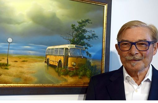 Joachim Lehrer neben einem seiner surrealen Werke im Haus Salmegg. Foto: / Jürgen Scharf