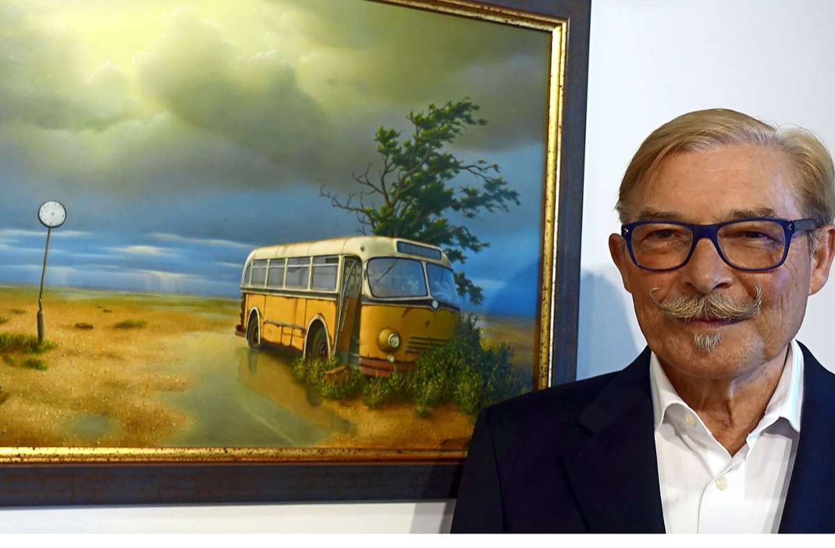 Joachim Lehrer neben einem seiner surrealen Werke im Haus Salmegg. Foto: / Jürgen Scharf