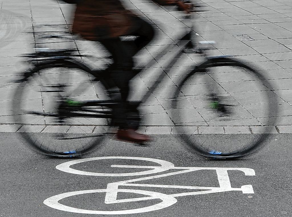Lörrach: Ohne Helm unterwegs: Radfahrer leicht verletzt