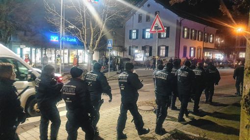 Ein großes Polizeiaufgebot war am Montag in Schopfheim präsent, als die „Spaziergänger“ durch die Innenstadt liefen. Foto: Anja Bertsch