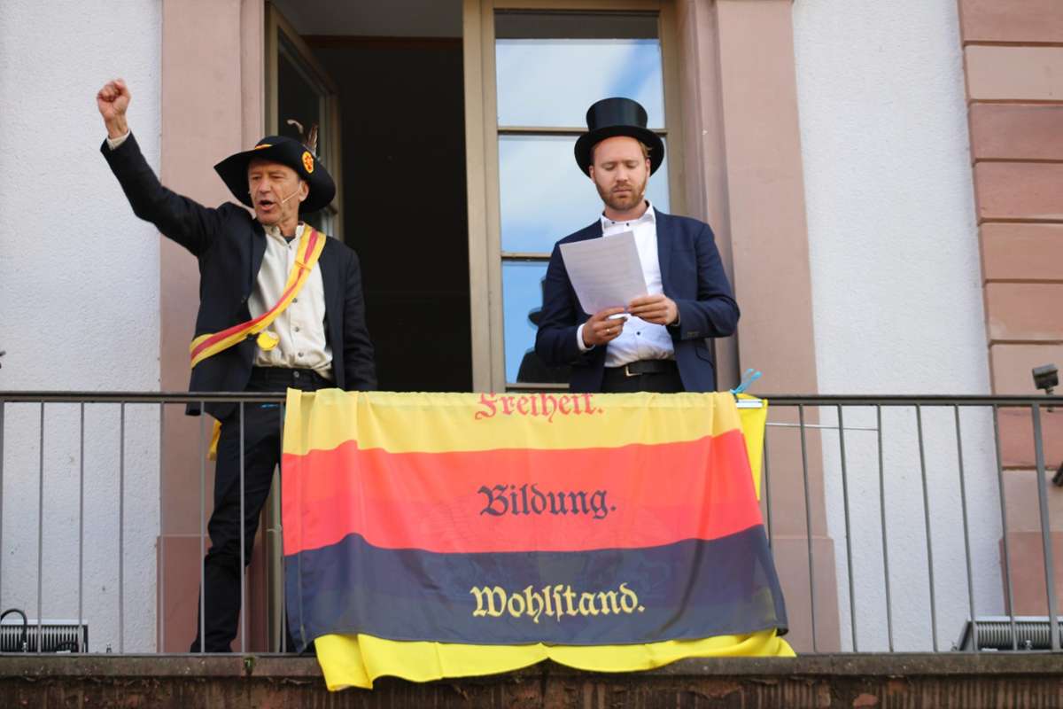 Gustav Struve“ (Roman Saitz) und „Markus Pflüger“ (Dieter Wäldele) rufen vom Balkon des Alten Rathauses aus die Republik aus.