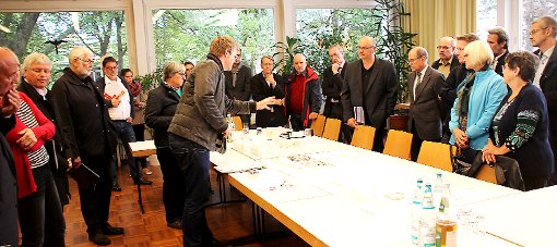 Der Bauausschuss ließ sich vor Ort im Gemeindehaus über die Pläne des  „Johannesquartier“  informieren.  
Foto: Siegfried Feuchter Foto: Weiler Zeitung