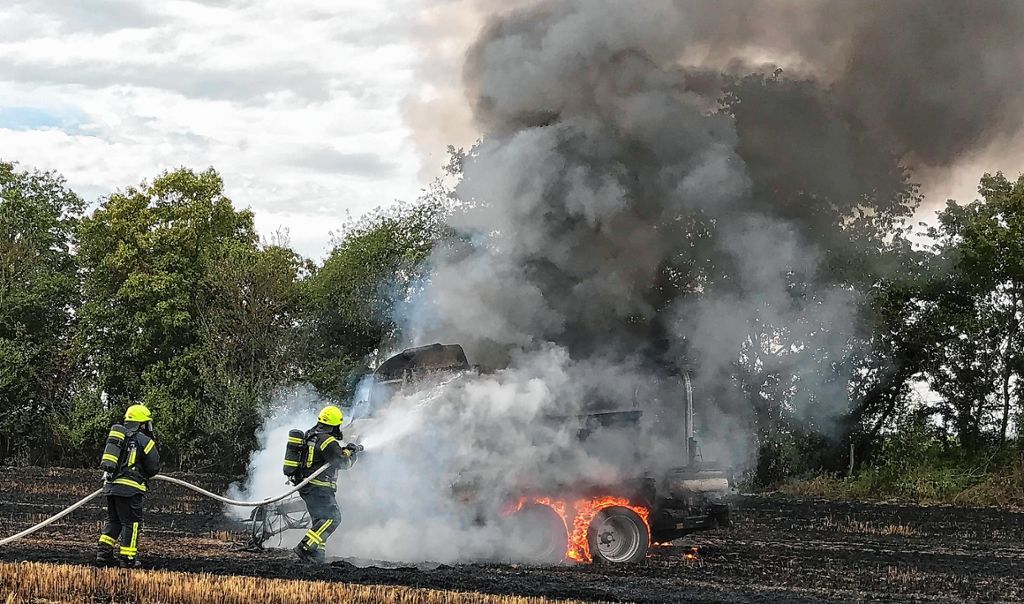 Neuenburg: Strohpresse wird Raub der Flammen