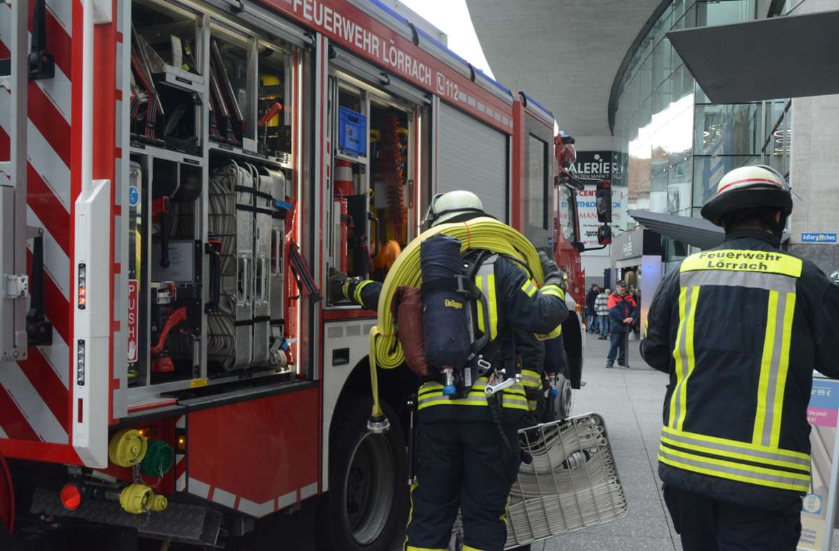 Die Freiwillige Feuerwehr Lörrach ist vor Ort. Foto: Marco Fraune