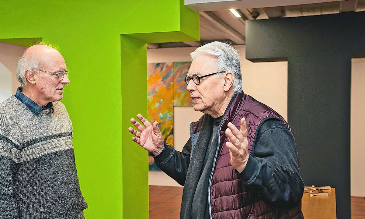 Ulrich Wössner (links) und Martin Cleis beim Aufbau ihrer Werke im StapflehusFoto: zVg/Alfred Humm Foto: Weiler Zeitung
