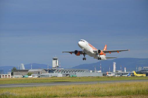 Baselbieter Politiker fordern, die Sperrstunde am EuroAirport einzuhalten und nur selten Ausnahmen im Flugverkehr zu bewilligen. Foto: Michael Werndorff
