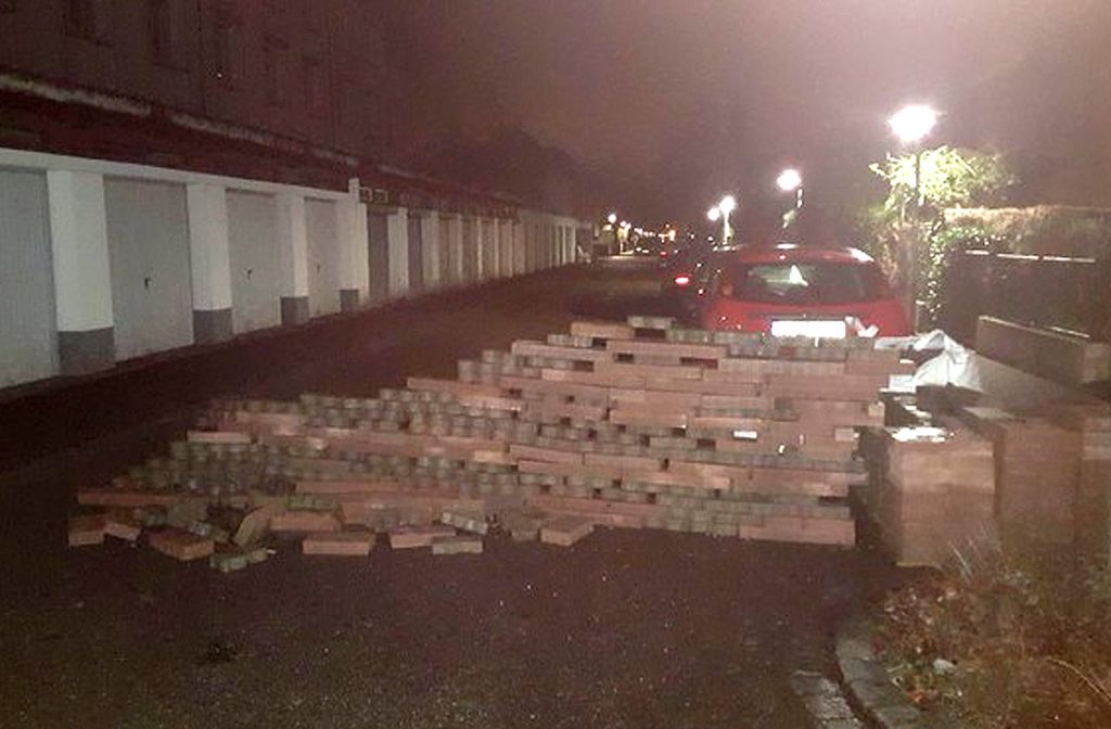 Lörrach: Unbekannte errichten Mauer auf Straße