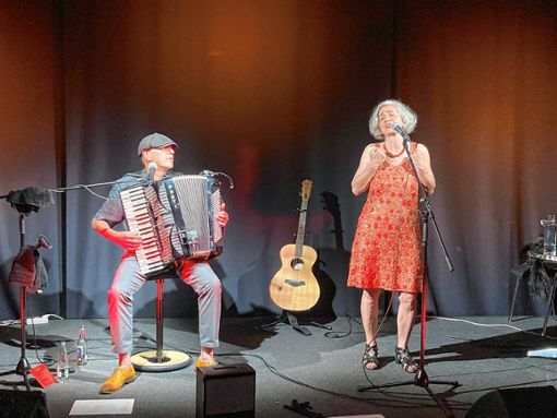 Vera Maier und Thomas Allgaier gaben ein Konzert mit Chansons im Dorfstübli. Foto: Tobias Hohenstatter