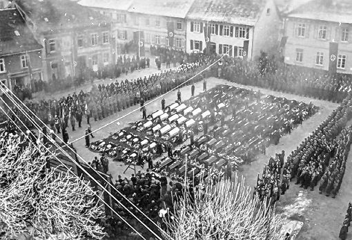 Trauerfeier in Markdorf nach dem Zugunglück am 22. Dezember 1939, bei dem 101 Menschen starben, darunter 42 aus Binzen. Foto: Weiler Zeitung