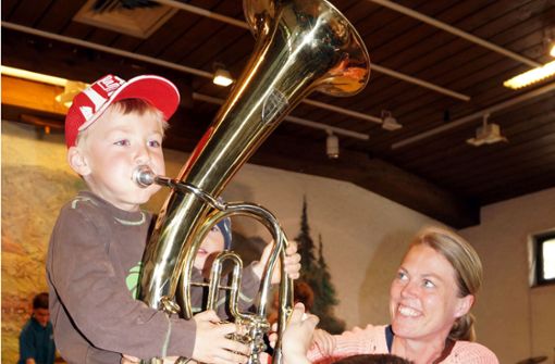 Beim Ausprobieren verschiedener Musikinstrumente hatten die Kinder viel Spaß. Foto: Silke Hartenstein