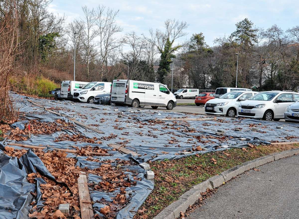 Im Januar sollen im Baubereich des neuen medizinischen Versorgungszentrums Leitungen verlegt werden – bis jetzt kann dort noch geparkt werden. Foto: Jutta Schütz