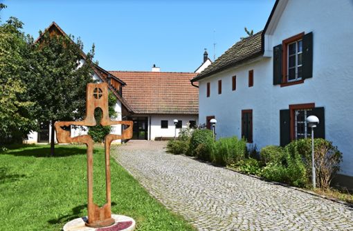 Das evangelische Gemeindehaus Hauingen (links) bleibt vorerst im Kirchenbesitz. Die Wohnung im Pfarrhaus (rechts) soll vermietet werden. Foto: Peter Ade