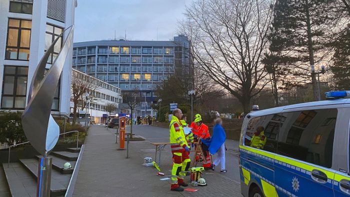 Kriminalität: Verdächtige Person in Aachener Klinik - Züge müssen warten
