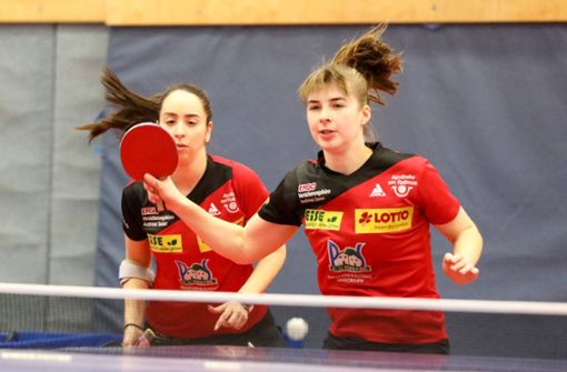 Izabela Lupulesku (links) und Vivien Scholz zeigen im Doppel gegen Weinheim eine überzeugende Leistung. Foto: Michael Hundt