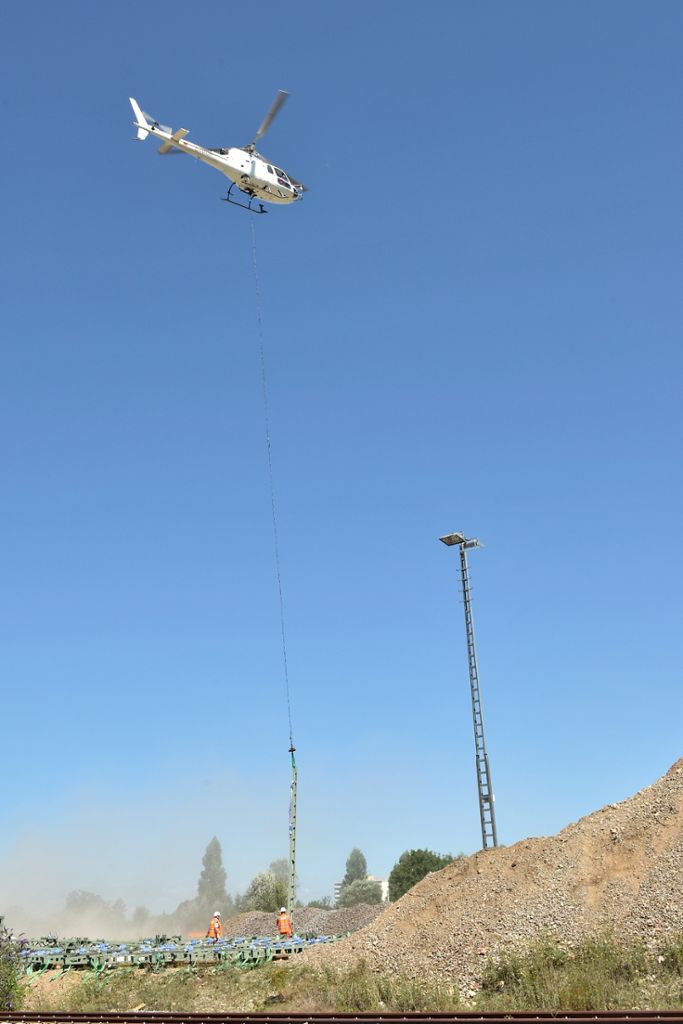 Spektakulärer Hubschraubereinsatz auf der Baustelle der Bahn bei Neuenburg. Die zwischen 300 Kilogramm und einer Tonne schweren Oberleitungsmasten wurden mit Hilfe eines Helikopters auf ihren Fundamenten platziert. Foto: Alexander Anlicker