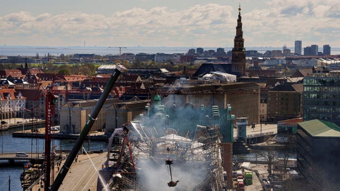 Kopenhagen: Außenmauern ausgebrannter Hälfte der Börse eingestürzt