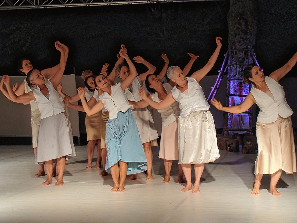 Zwölf  Tänzerinnen von In-Zeit-­Sprung 8 mit „Dona´m la Ma“  Foto: Dorothea Gebauer Foto: Markgräfler Tagblatt