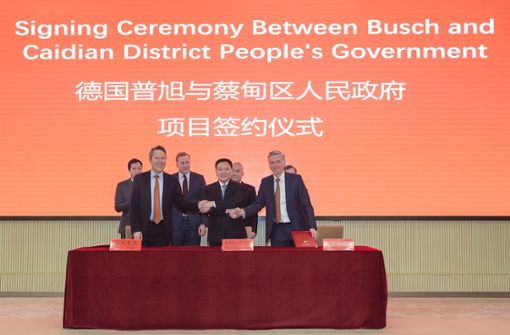 Nach der Unterzeichnung (vorne von links): Kaya Busch,   Yu Congbin, Bürgermeister des Caidian Districts, und Sami Busch Foto: zVg/ZKN