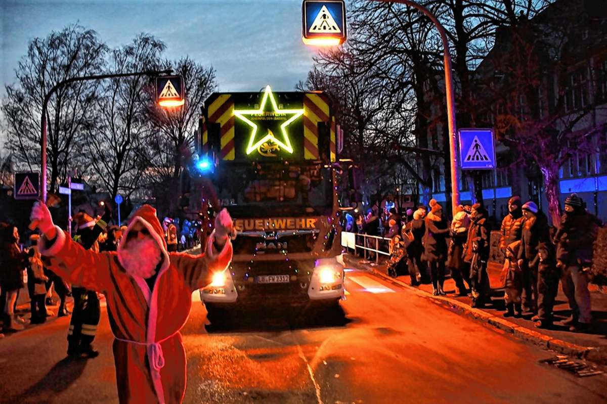 Rheinfelden: Hunderte Zuschauer bewundern Weihnachtskorso der Rheinfelder Blaulichtorganisationen
