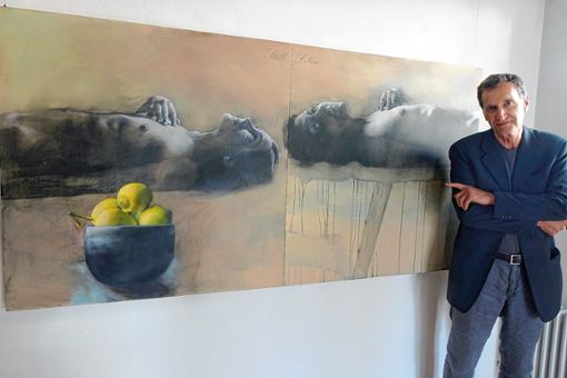Der Maler Kurt Mair neben dem Doppelakt „Still-Leben“ in der Galerie Ganter in Pfaffenberg Foto: Jürgen Scharf