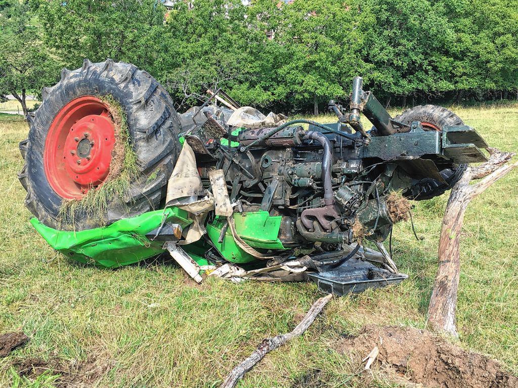 Kandern: Traktor rollt Böschung hinab