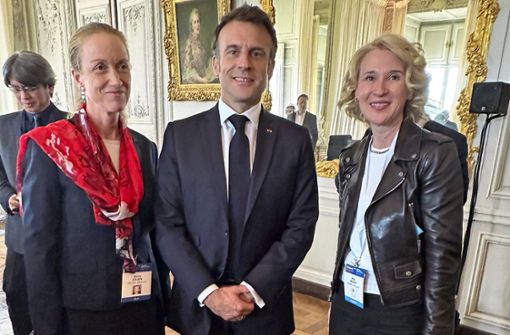 Zu Besuch bei  Emmanuel Macron: Britta Giesen (links) und  Ayla Busch Foto: zVg/Busch Vacuum Solutions