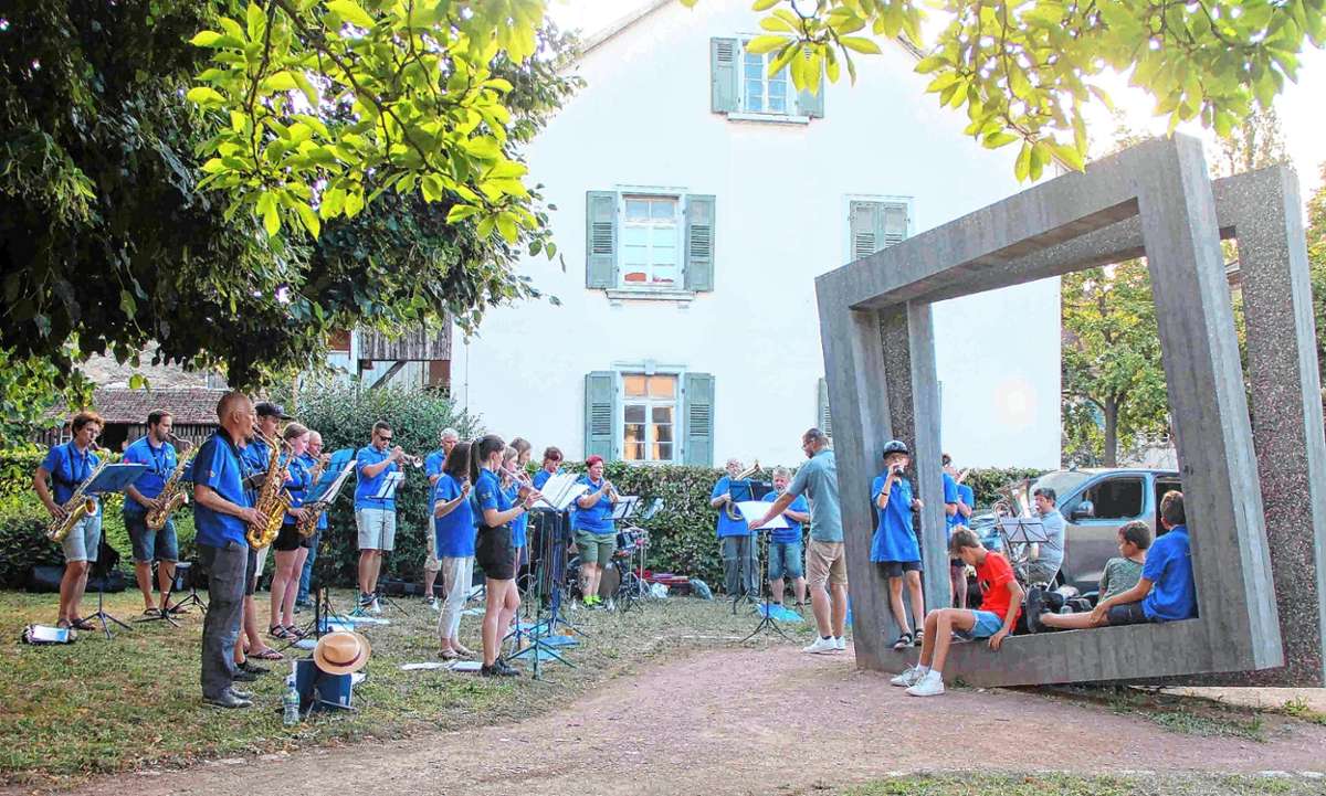 Weil am Rhein: Der Musikverein Haltingen gibt sein traditionelles Platzkonzert unter dem Lindenbaum