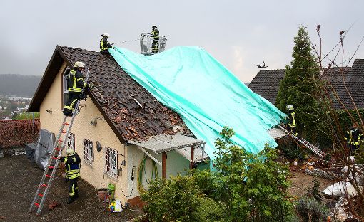 Nach dem die Löscharbeiten abgeschlossen waren, wurde das teils zerstörte Dach mit einer großen, wasserdichten Plane bedeckt. Foto: Kristoff Meller Foto: mek