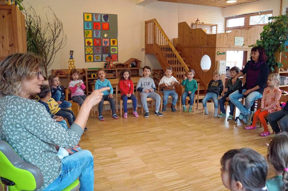 Kinder und Erzieherinnen im Stuhlkreis im Schallbacher KindergartenArchivfoto: sih Quelle: Unbekannt