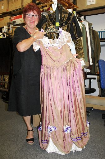 Elke Schneider mit einem Kostüm für das aktuelle Stück. Foto: Nele Höfler Foto: mek