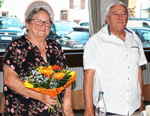 Marianne und Karl Sprich wurden verabschiedet. Für die „Sänger-Leibköchin“ gab es zum Dank Blumen.                Foto: Herbert Schumacher