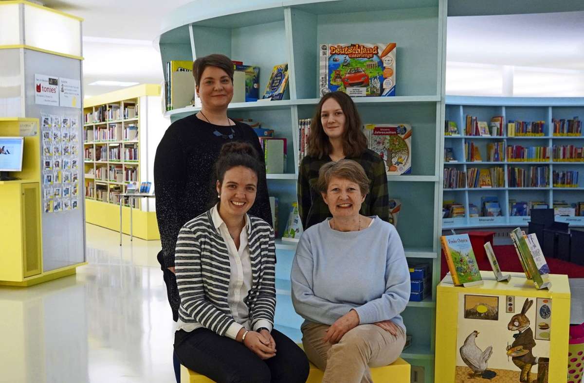 Bibliotheksleiterin Andrea Strecker (vorne rechts) und ihr Team freuen sich über die gute Jahresbilanz 2022. Foto: zVg/Stadtverwaltung