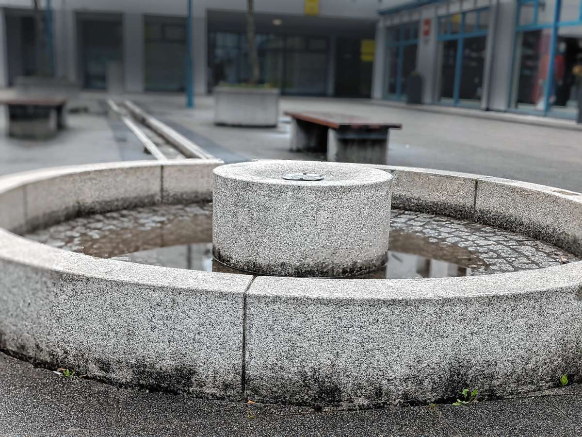 Liegt seit längerem trocken: der Brunnen im Pflughof. Die Stadt sieht hohen Sanierungsbedarf. Foto: Werner Müller