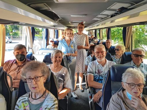 Bürgermeisterin Monika Neuhöfer-Avdic (r.) informiert über die Entwicklungen in der Stadt. Seniorenbeauftragte Ute Hammler konnte 45 Senioren bei der Bustour begrüßen. Foto: Marco Fraune