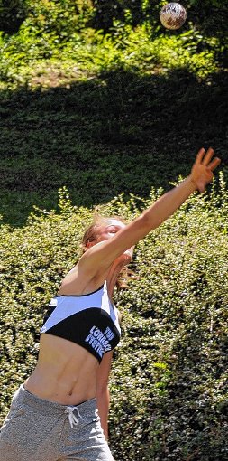 Irina Weiß (TuS Höllstein) meistert im Hochsprung 1,44 Meter. Foto: Die Oberbadische