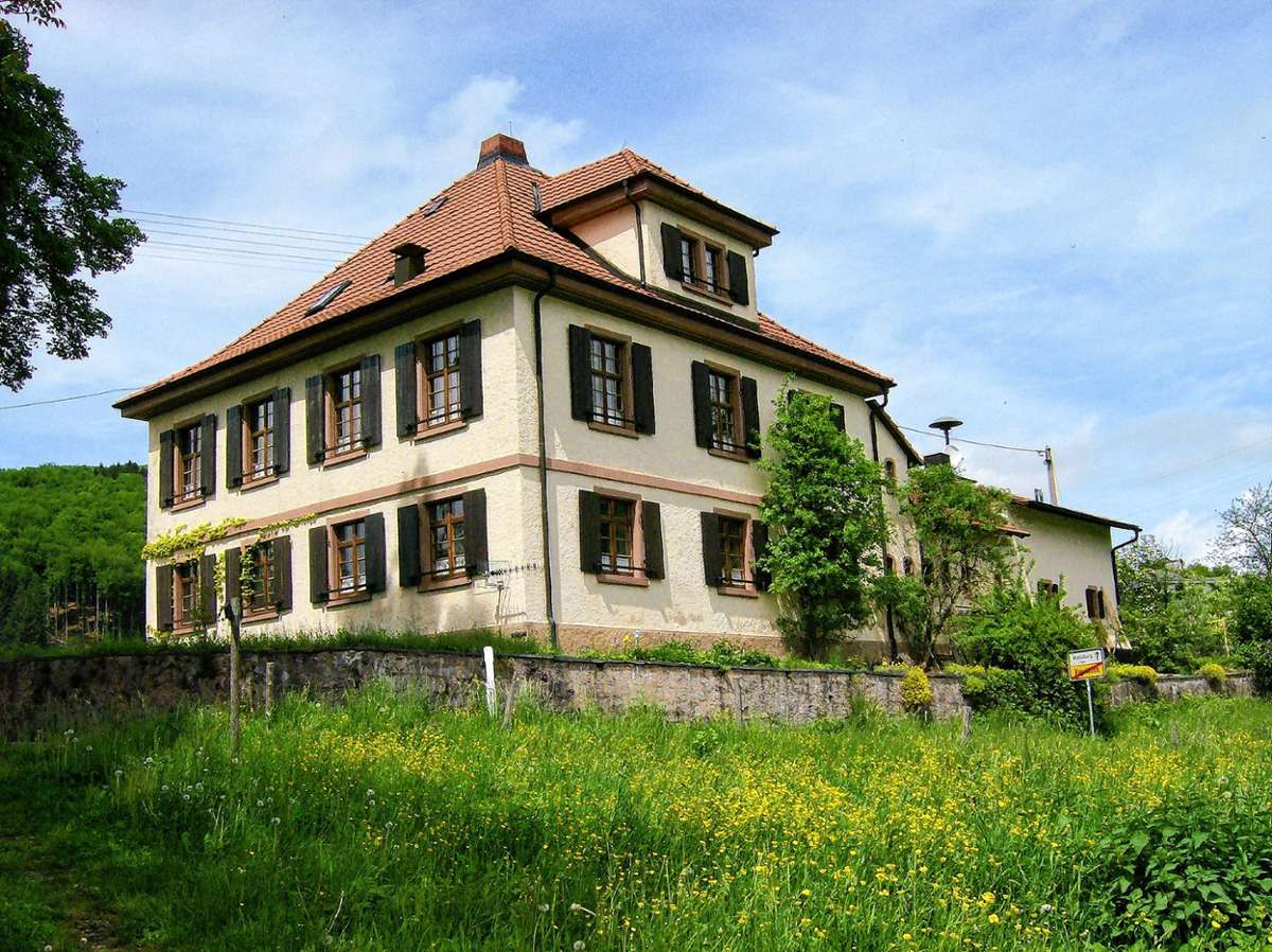 Das ehemalige Schul- und Lehrerwohnhaus im Ortsteil Vogelbach. Foto: Archiv/kn