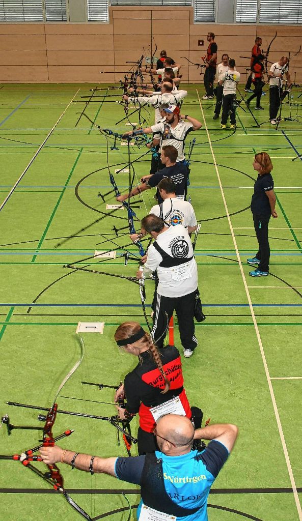Zum ersten Mal konnte in der Zeller Stadthalle ein Wettbewerb im Bogenschießen ausgetragen werden.  Foto: Ralph Lacher Foto: Markgräfler Tagblatt