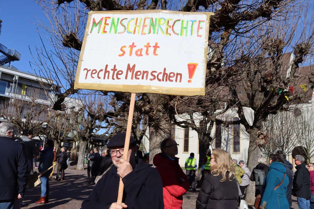 Etwa 400 Menschen zeigten auf dem Rheinfelder Kirchplatz Flagge für Toleranz und Demokratie. Foto: Rolf Rombach