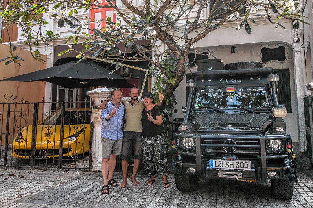 Endlich da: Das Ehepaar Schmidt besuchte seinen Freund Udo Schmitt im fernen  Singapur – mit dem Auto.  Foto: zVg Foto: Markgräfler Tagblatt