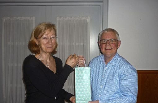 Vorsitzende Doris Schwind mit Georg Schenk, Verwaltungsleiter der Sozialstation Schopfheim. Foto: Wolfgang Grether
