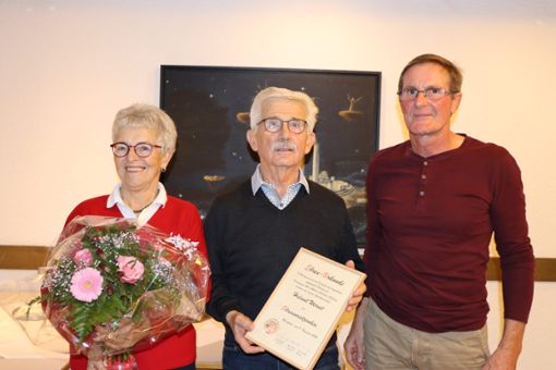 Helmut Wernet (Mitte) wird vom stellvertretenden DAAVO-Vorsitzenden Frank Brombach zum Ehrenvorsitzenden ernannt. Foto: Rombach