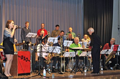 Das Big Sound Orchestra  wurde bei seinem Auftritt im Grenzacher Haus der Begegnung von Sängerin  Isa Morgenstern (links)   und   Erik van Lier (am Pult) unterstützt. Foto:  
