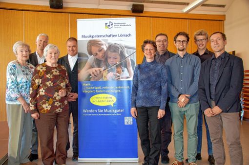 Gruppenbild mit Vertretern von Musikschule, Förderverein und Bürgerstiftung. Foto: Peter Ade