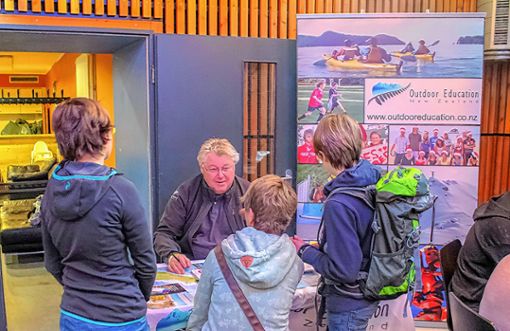 Schulvertreter Ian Reedy klärt Schüler aus Lörrach über das Unterrichtsfach „Outdoor-Education“ in Neuseeland auf. Foto: Denis Bozbag