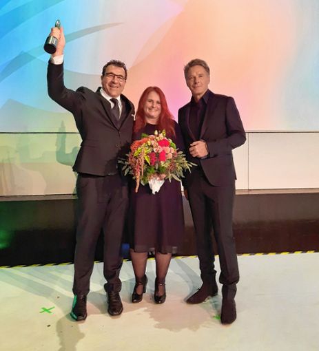 Markus und Claudia Hügel freuten sich über den Taspo-Award, den Moderator und Quizmaster Jörg Pilawa (rechts) ihnen in Berlin überreichte. Foto: zVg