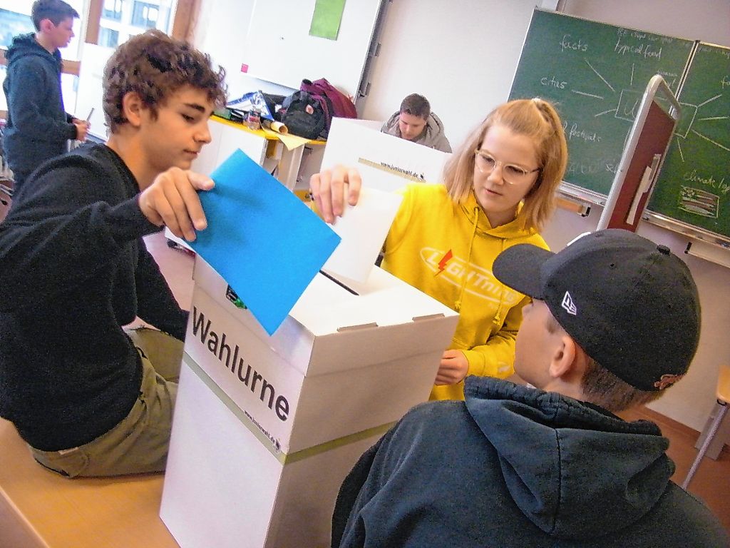 Die Schüler der Hebelschule stellten ihre eigene Wahlurne auf. Foto: zVg/Christine Aniol